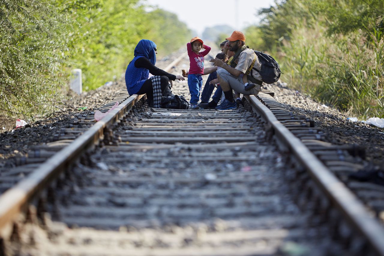 Een groep Syrische vluchtelingen heeft Hongarije bereikt vanuit Servie. Foto ANP / Pierre Crom