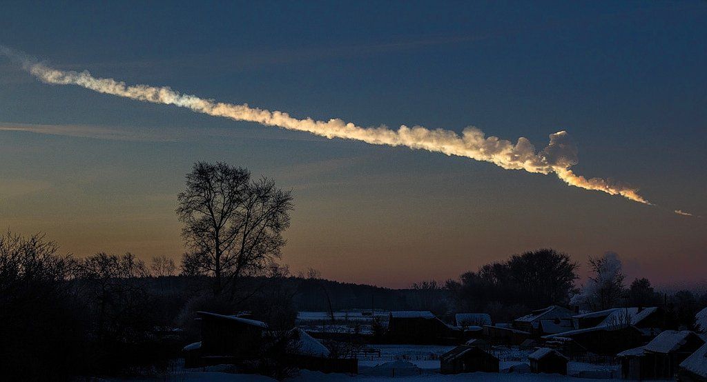 Het rokende spoor van de ontploffende meteoroïde bij Tsjeljabinsk, in 2013.
