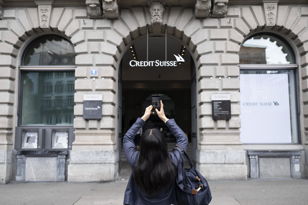 De oplossing voor het wankelen van grote bank Credit Suisse is het optuigen van een nóg grotere bank. Hoe kan dat? 