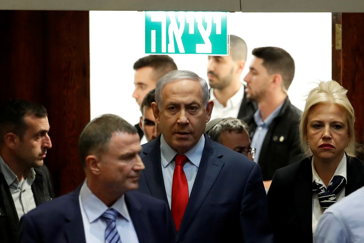 Benjamin Netanyahu voor binnenkomst in de Knesset woensdagavond