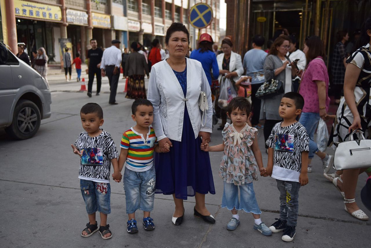 Een Oeigoerse vrouw met haar kinderen in de Chinese regio Xinjiang.