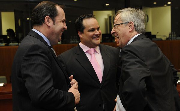 Luxembourg Prime Minister Jean-Claude Juncker (R), who chairs the 17-nation Eurogroup, speaks with Austrian Finance Minister Josef Proell (L) and Dutch Finance Minister Jan Kees de Jager (C) on January 18, 2011 before the start of an Economy and Finance Council meeting at EU headquarters in Brussels. Europe closed ranks around the euro as its richest nations strived to reach a deal on January 18 to boost the capacity of its bailout fund for fragile eurozone states. AFP PHOTO / JOHN THYS