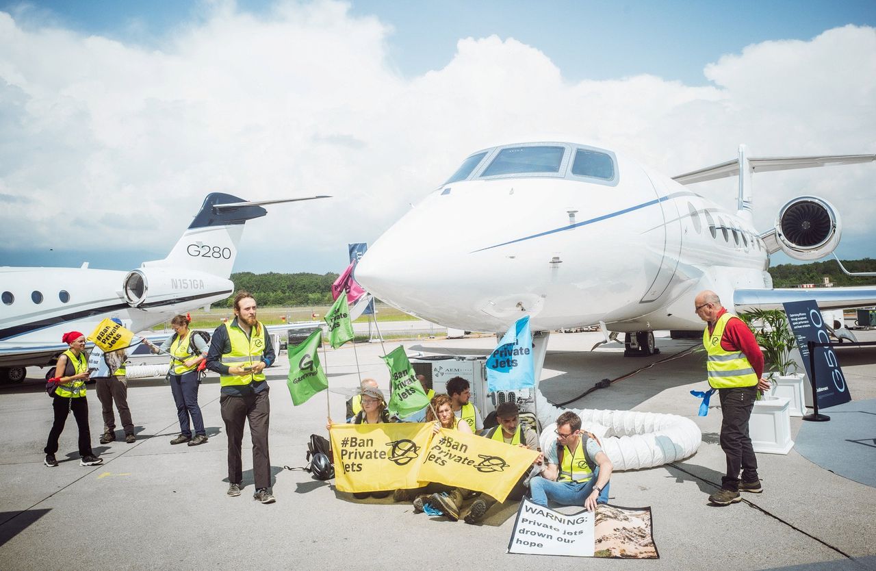 Protest tegen privévliegtuigen door klimaatactivisten in Genève, Zwitserland.