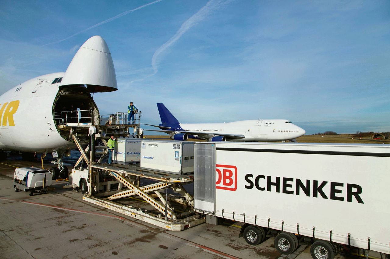 DB-dochter Schenker heeft twee takken: Rail en Logistics. Logistics had in 2013 een omzet van 14,8 miljard euro.
