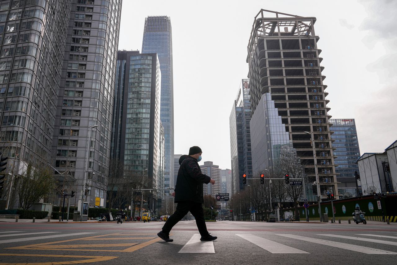 Een man loopt een dag na de protesten van zondag door een verlaten zakendistrict van Beijing.