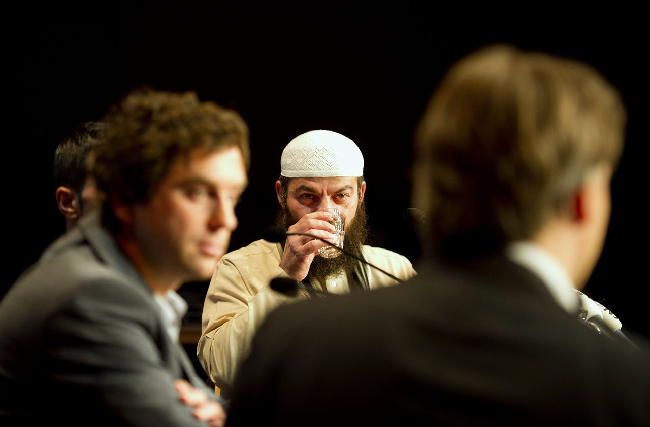 In De Balie in Amsterdam werd een discussieavond gehouden met onder anderen de Britse shariageleerde Haitham al-Haddad (midden).