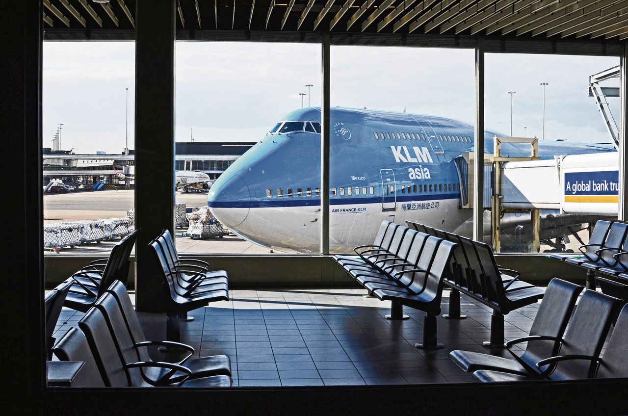 KLM-vliegtuigen op Schiphol. Tweede Kamerleden vroegen zich maandag af waarom de staat niet investeert in de kwakkelende luchthaven.