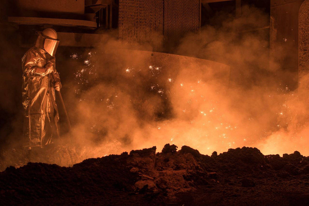 Arbeider in hittebestendige kleding in een staalfabriek in het Duitse Salzgitter