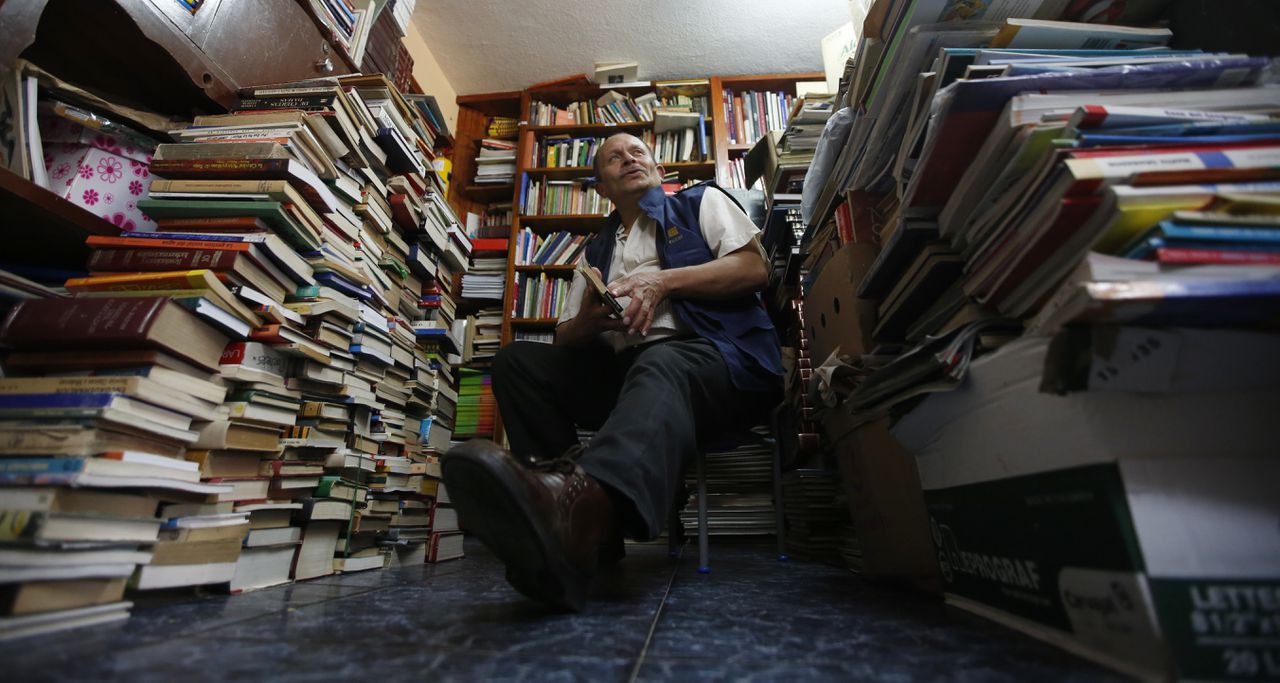 De Colombiaanse Jose Alberto Gutierrez op 19 augustus 2015, in zijn eigen bibliotheek in Bogota, Colombia.