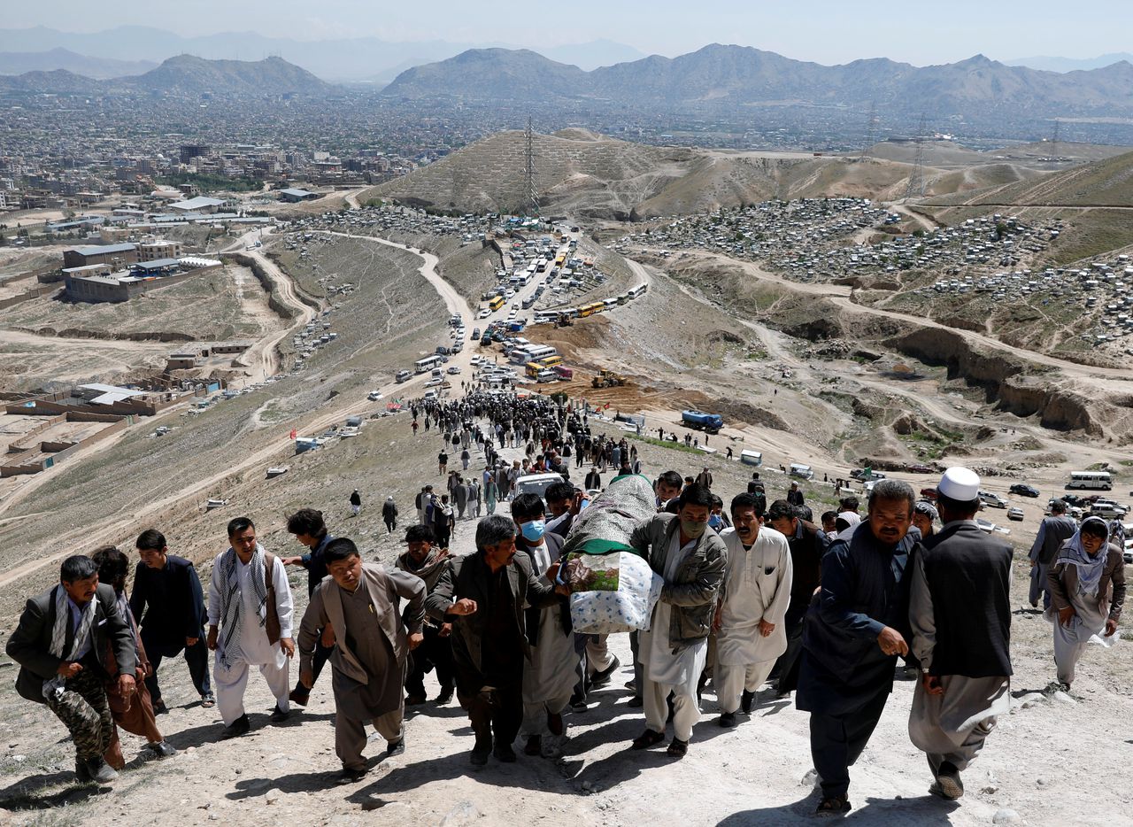 Begrafenis van slachtoffers van de bomaanslag in Kabul op zaterdag 8 mei 2021.