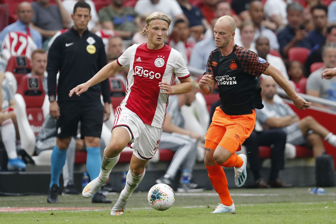 Dolberg (links) in duel met PSV'er Jorrit Hendirx tijdens de wedstrijd om de Johan Cruijff Schaal.