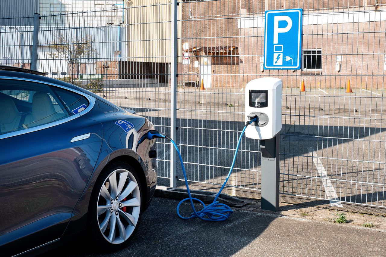 Het nationale klimaatakkoord streeft ernaar dat in 2030 alle nieuw verkochte personenauto’s elektrisch zijn.