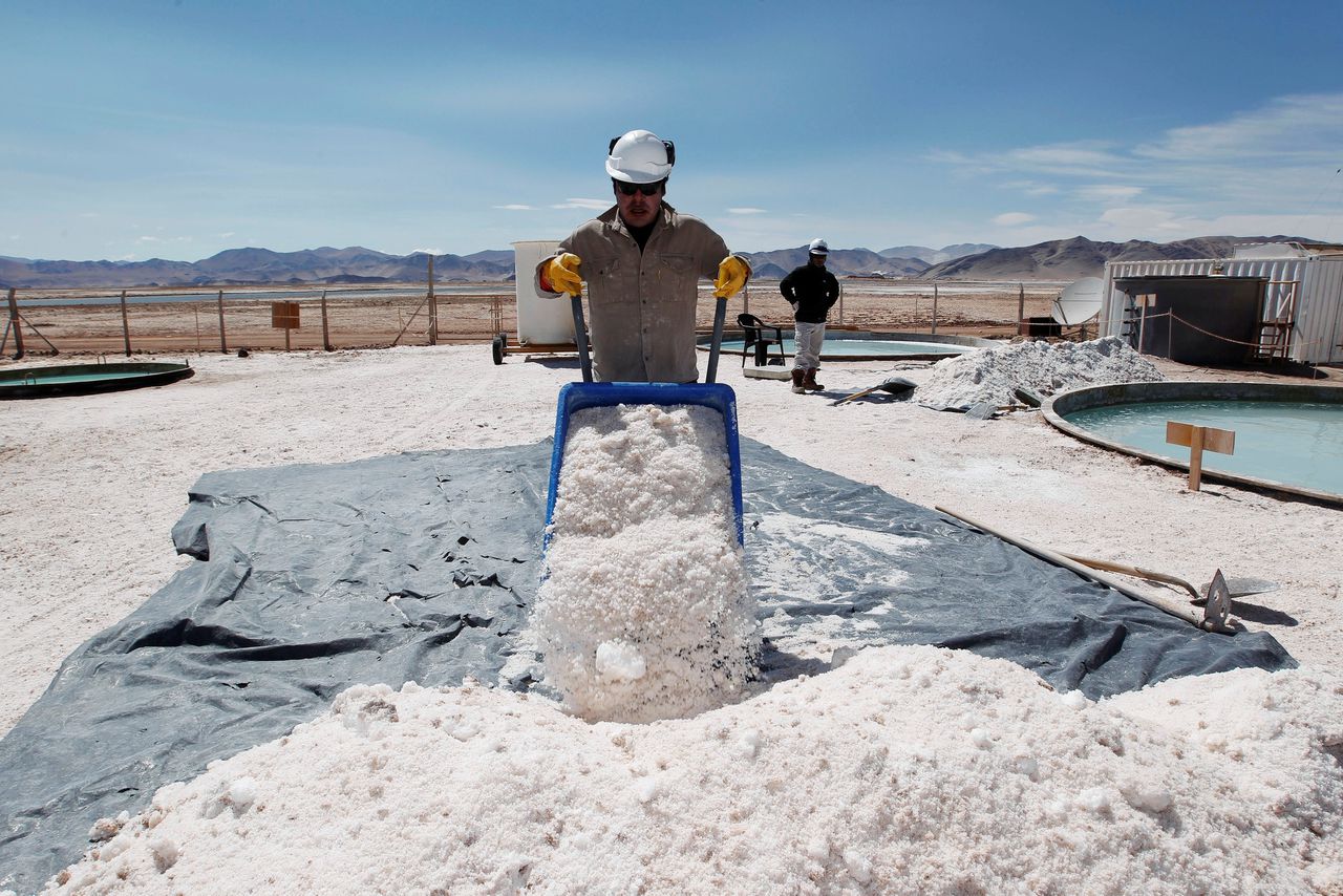 Winning van lithium in Argentinië. Volgens het IEA kan de vraag hiernaar tot 2040 met 4.000 procent toenemen.