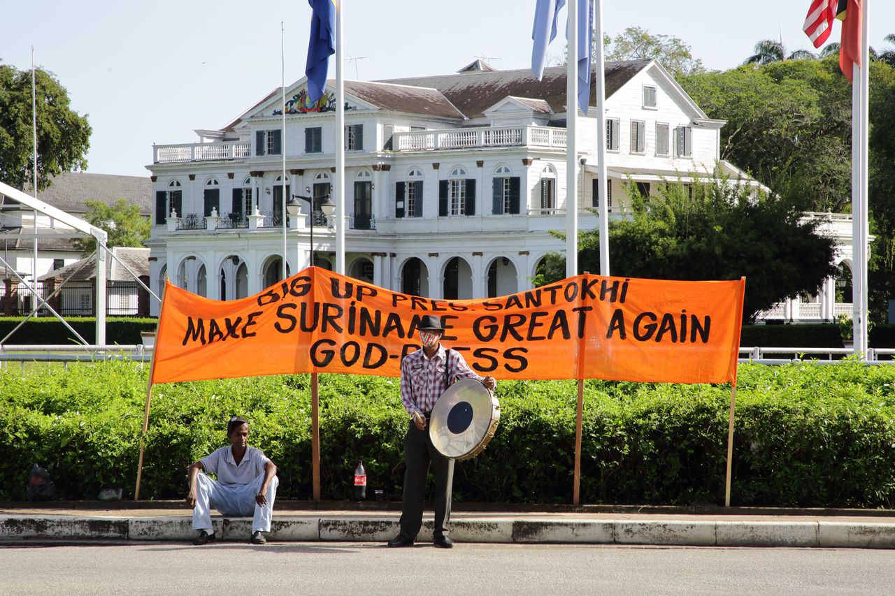 Archiefbeeld van een protest voor het gebouw van De Nationale Assemblee in Paramaribo.