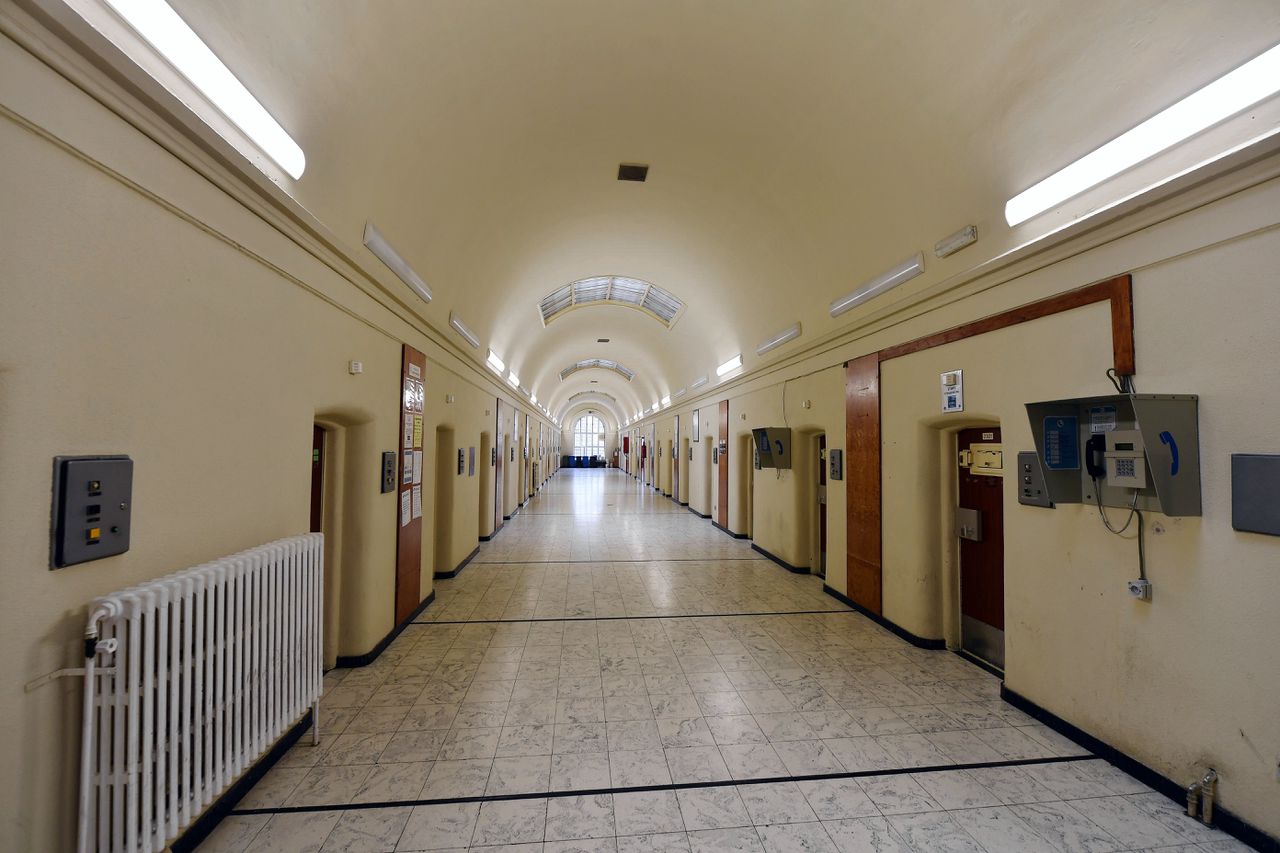 Gemartelde Belgische gedetineerde mag voorarrest uitzitten met enkelband 