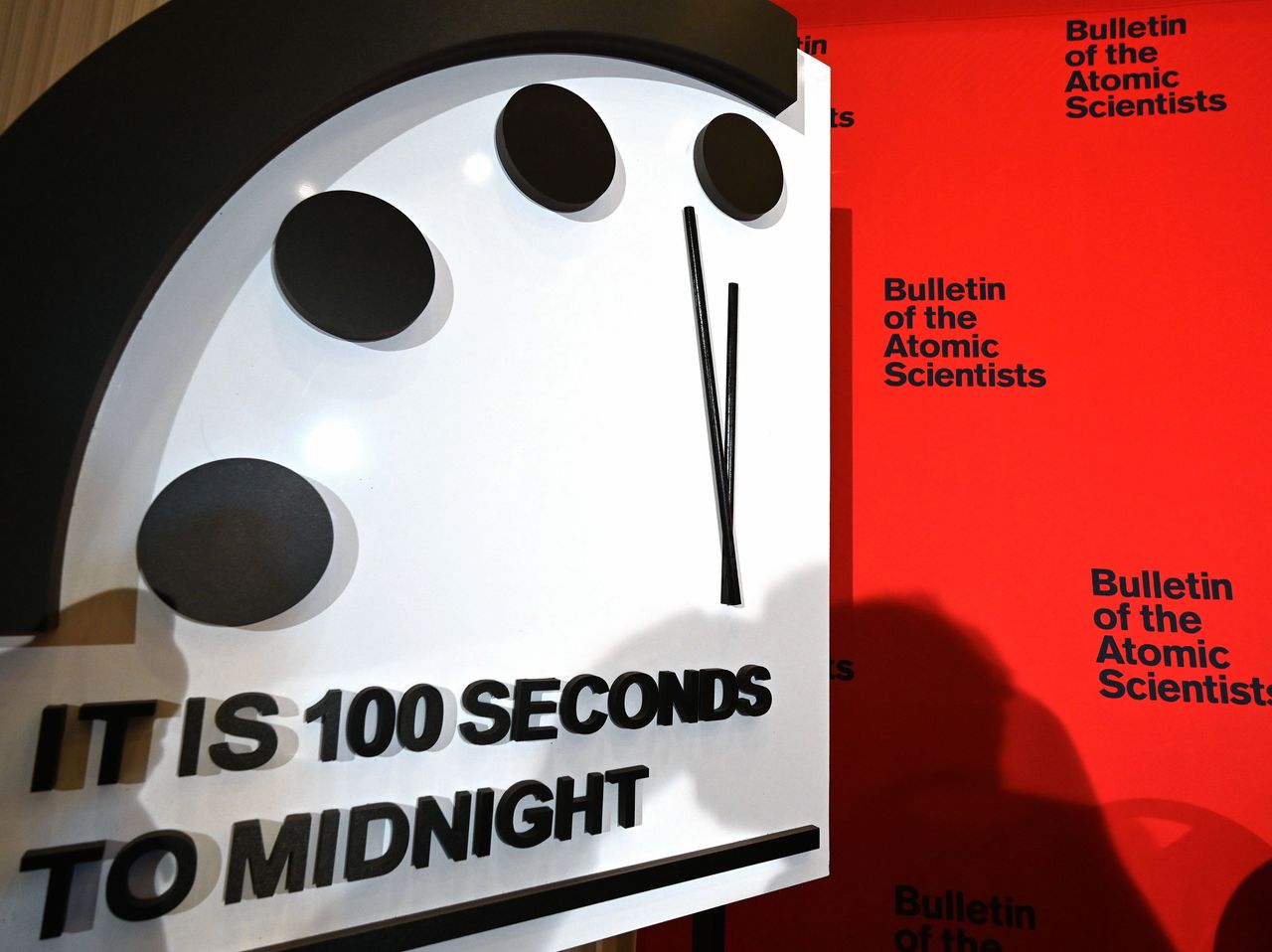 De nieuwe 'tijd' van de Doomsday Clock, gepresenteerd door leden van The Bulletin of Atomic Scientists.