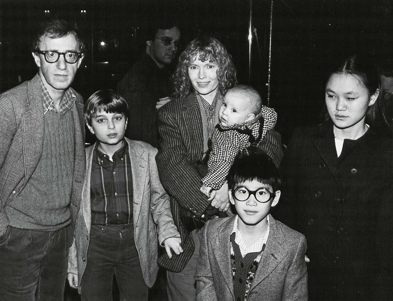 Regisseur Woody Allen (links) en zijn partner filmactrice Mia Farrow in New York in 1986 met hun kinderen, vlnr Moses, Dylan (op Mia’s arm), Fletcher en Soon Yi. Een jaar later zou hun beider zoon Ronan geboren worden.