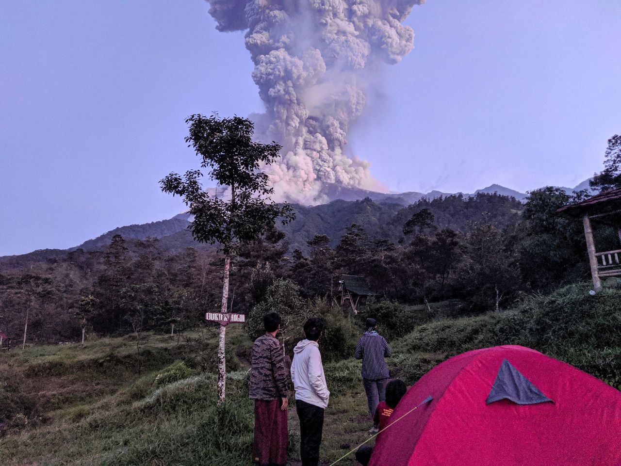 Bij de uitbarsting vuurde vulkaan Merapi een aswolk van zes kilometer de lucht in.