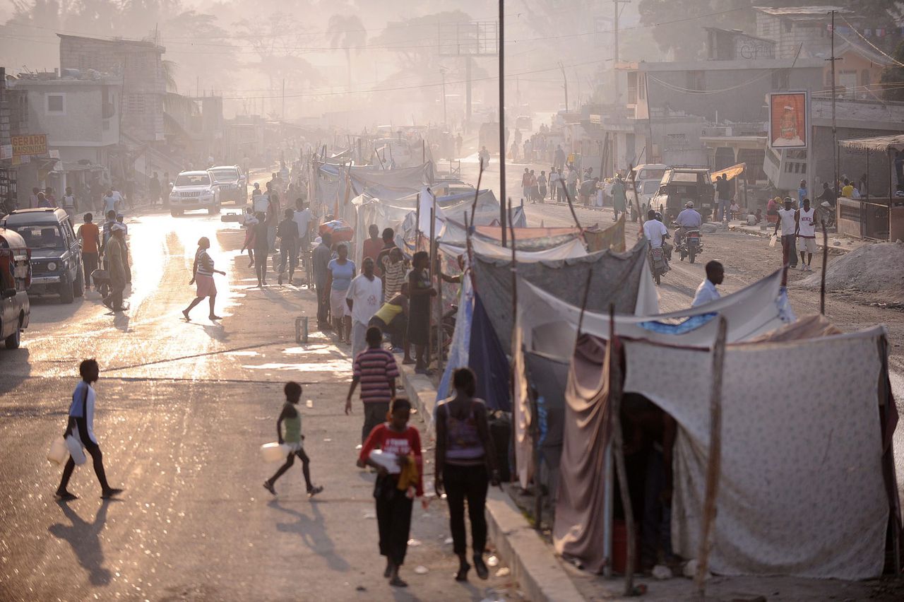 2010: Haïtianen in hoofdstad Port-au-Prince en hun zelfgemaakte 'huizen'.