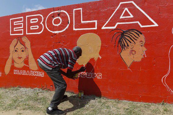Een muur wordt beschilderd in de Liberiaanse hoofdstad Monrovia om de bevolking bewust te maken van de uitbraak van ebola.