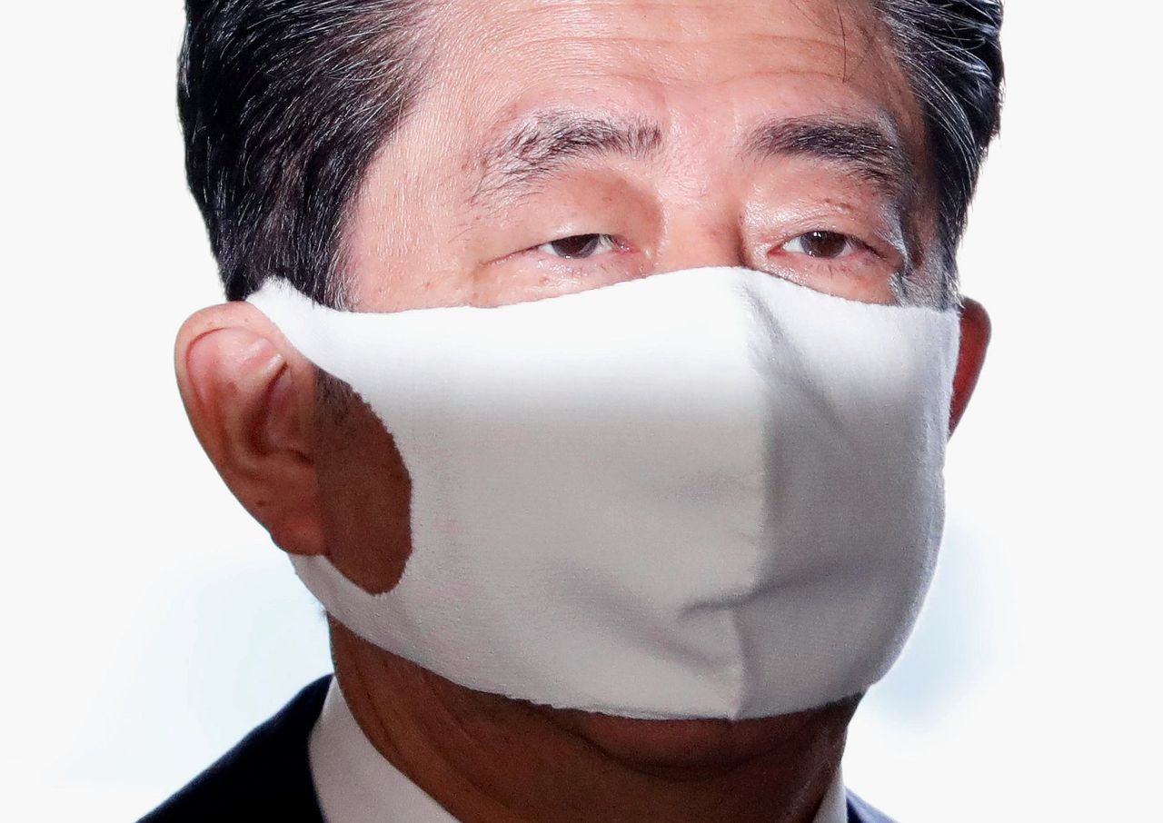 Premier Shinzo Abe met een mondmasker vrijdag.
