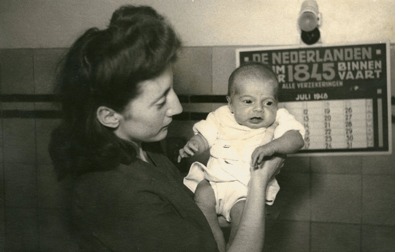 Femma met haar eerste kind in 1948.