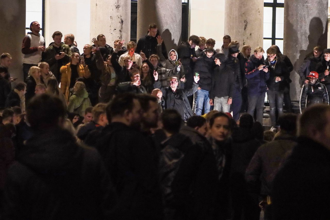 Het was zaterdagavond onrustig in Leeuwarden. Na de sluiting van de horeca verzamelde een menigte zich op de trappen van het gerechtsgebouw aan het Zaailand.