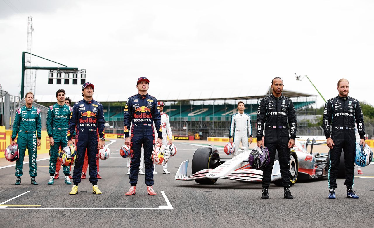 Op de voorgrond Sergio Perez en Max Verstappen van Red Bull, en rechts Lewis Hamilton en Valtteri Bottas van Mercedes, donderdag bij de presentatie op Silverstone van de F1-bolide voor 2022.