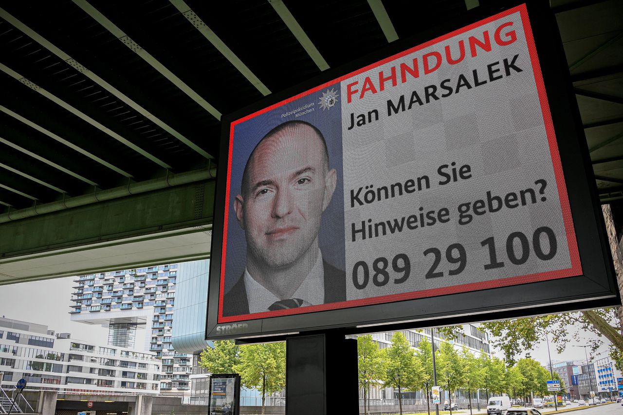 Een poster in Keulen, waarop om tips wordt gevraagd die kunnen leiden tot de opsporing van de van fraude verdachte Wirecard-manager Jan Marsalek.