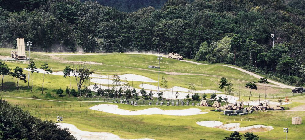 Installatie van een Amerikaans antiraketsysteem op een golfbaan in Zuid-Korea.