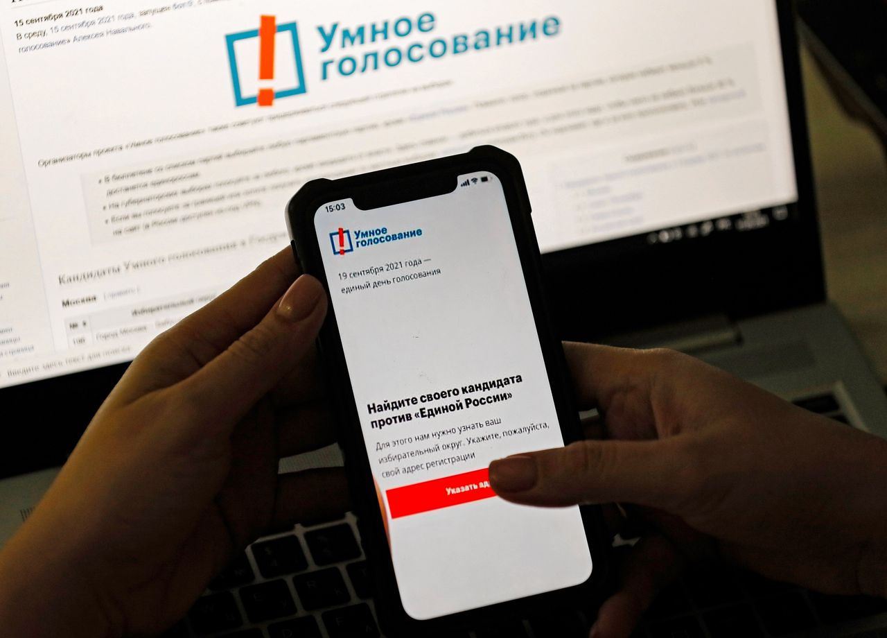 Een digitale stemhulp van de Russische oppositiepoliticus Aleksej Navalny werd in de loop naar de parlementsverkiezingen onder druk van de autoriteiten door Google en Apple uit hun appstores verwijderd.