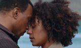 Ashley Walters als Josh en Rosalind Eleazar als Kat in de serie ‘Missing You’.