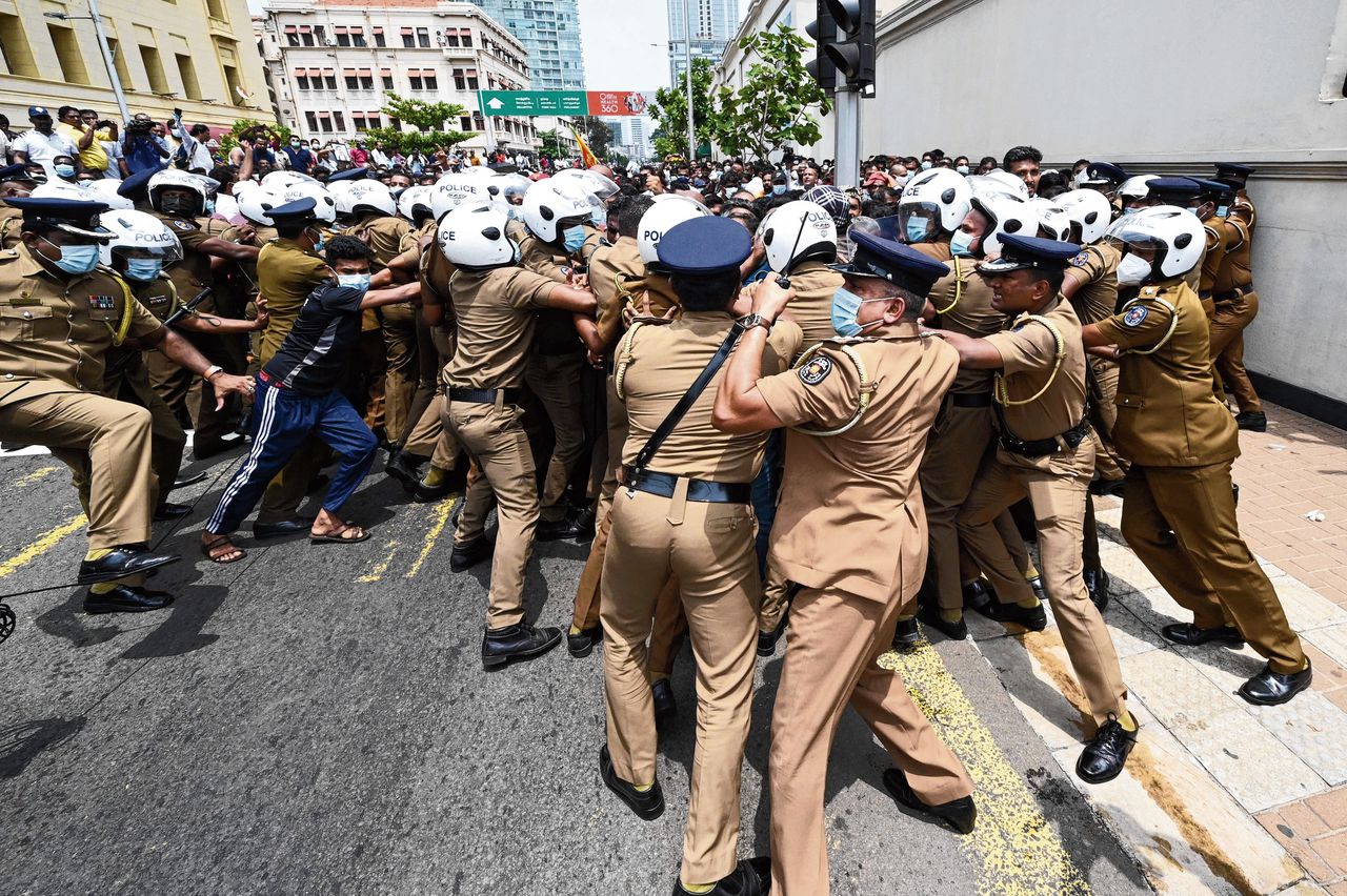 Veiligheidstroepen Sri Lanka schieten met scherp op relschoppers 