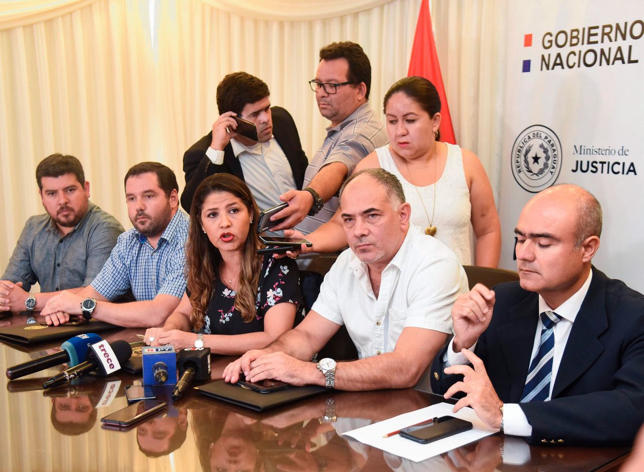 De minister van Justitie van Paraguay Cecilia Perez zondag tijdens een persconferentie over de gevangenisuitbraak.