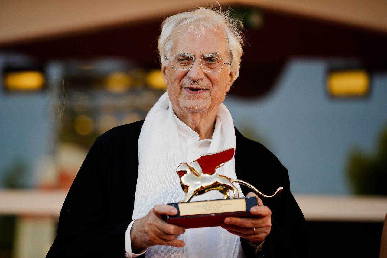 Bertrand Tavernier in 2015 in Venetië met de Gouden Leeuw voor zijn oeuvre.