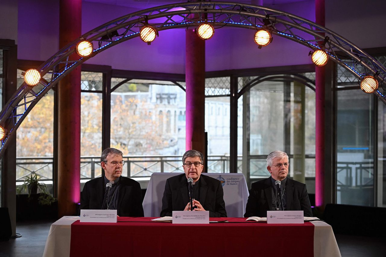 Bisschop Eric de Moulins-Beaufort (midden) bij de persconferentie van de 120 Franse bisschoppen maandag.