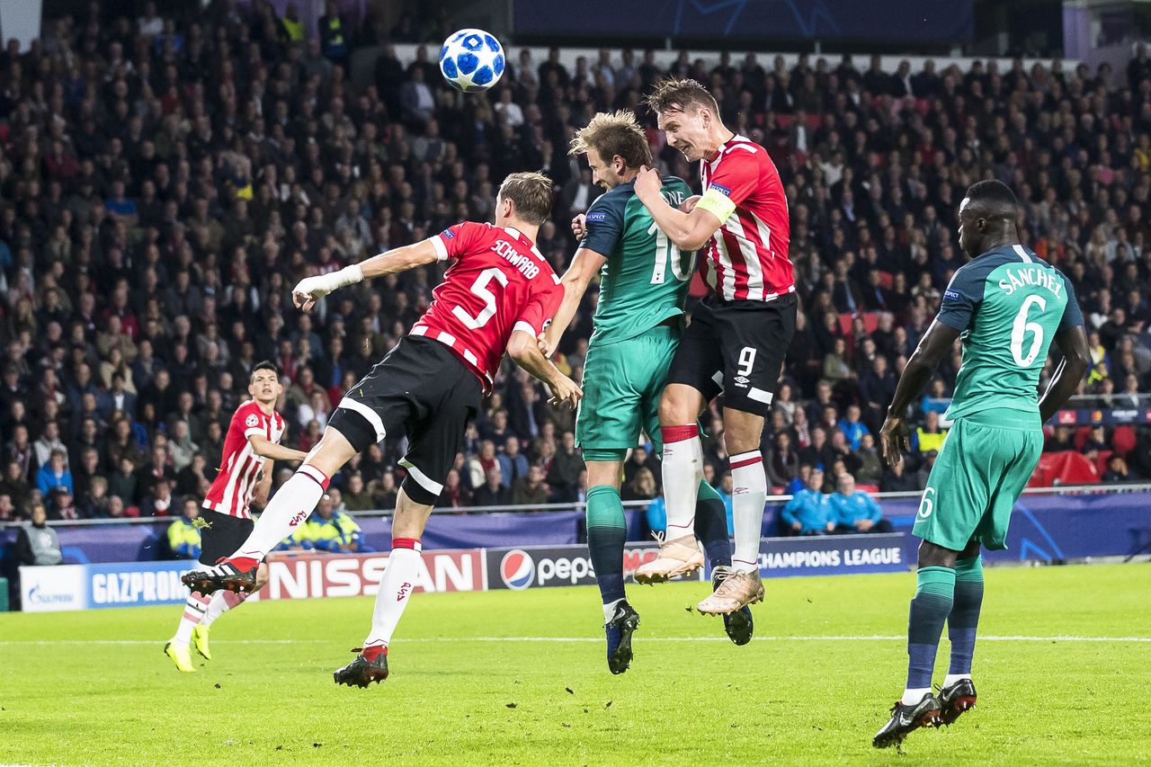 De Jong houdt hoop PSV levend na late goal 