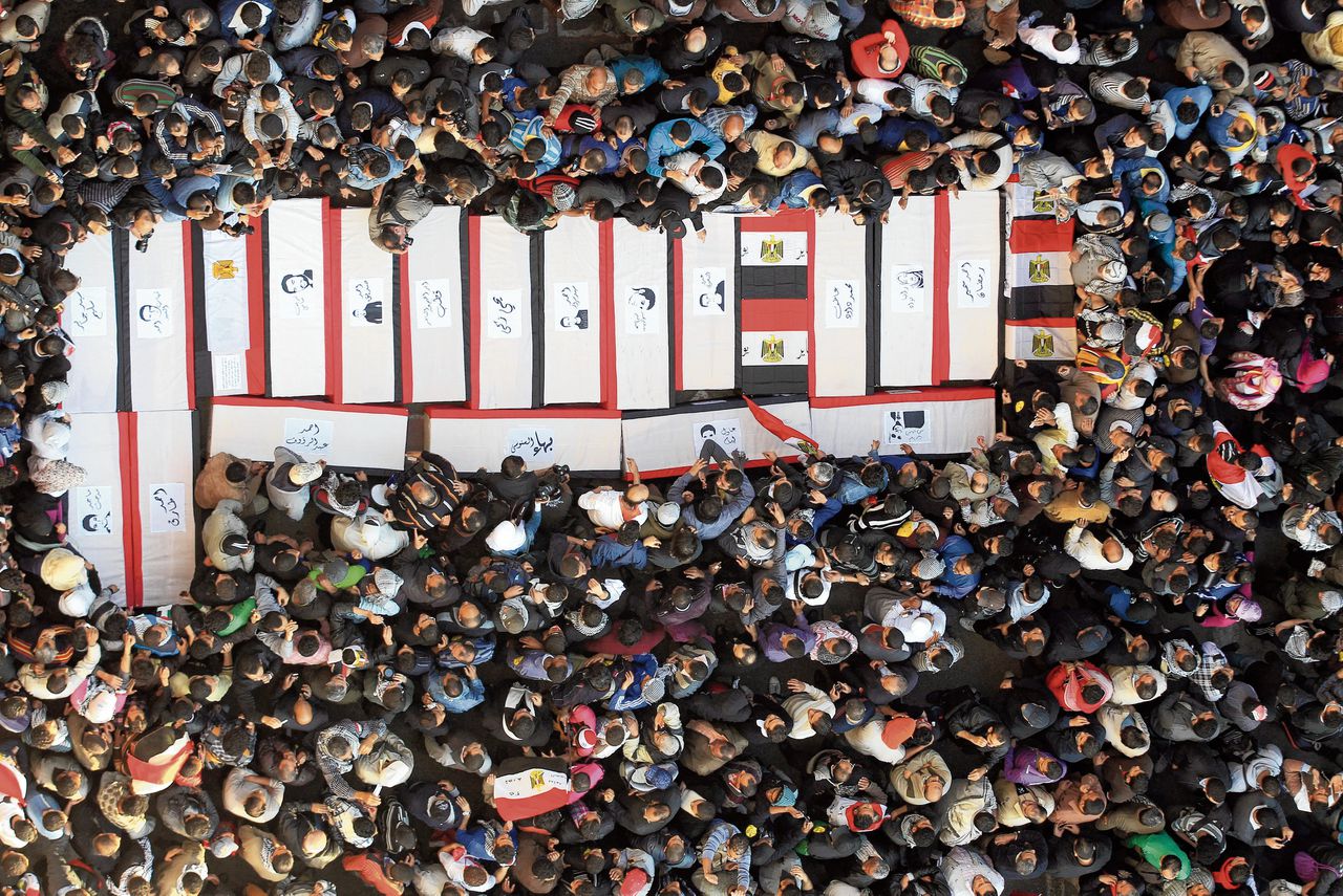 Egyptische betogers tijdens de symbolische begrafenis van demonstranten die stierven tijdens de Arabische Lente.