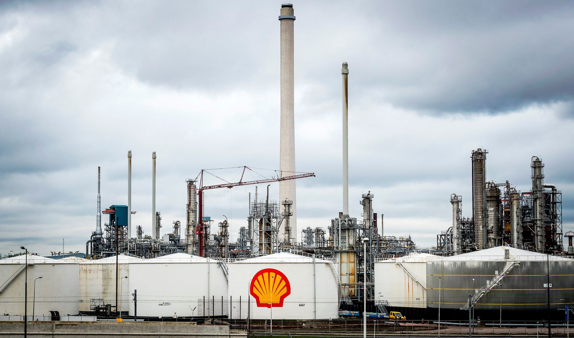 Shell builtin. Royal Dutch Shell завод. НПЗ Shell Pernis. Роял датч Шелл заводы.