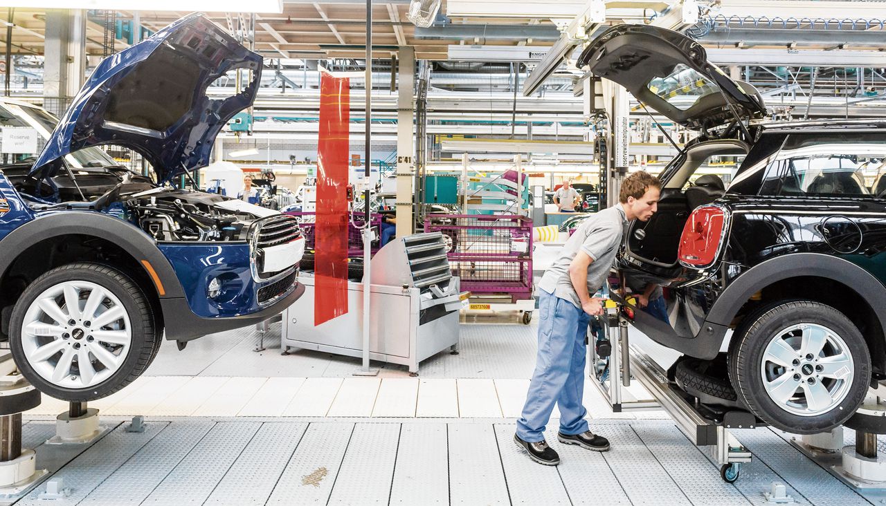 De productiehal van VDL Nedcar in Born. De autofabrikant bouwt de productie de komende dagen af en sluit daarna vier weken de deuren.