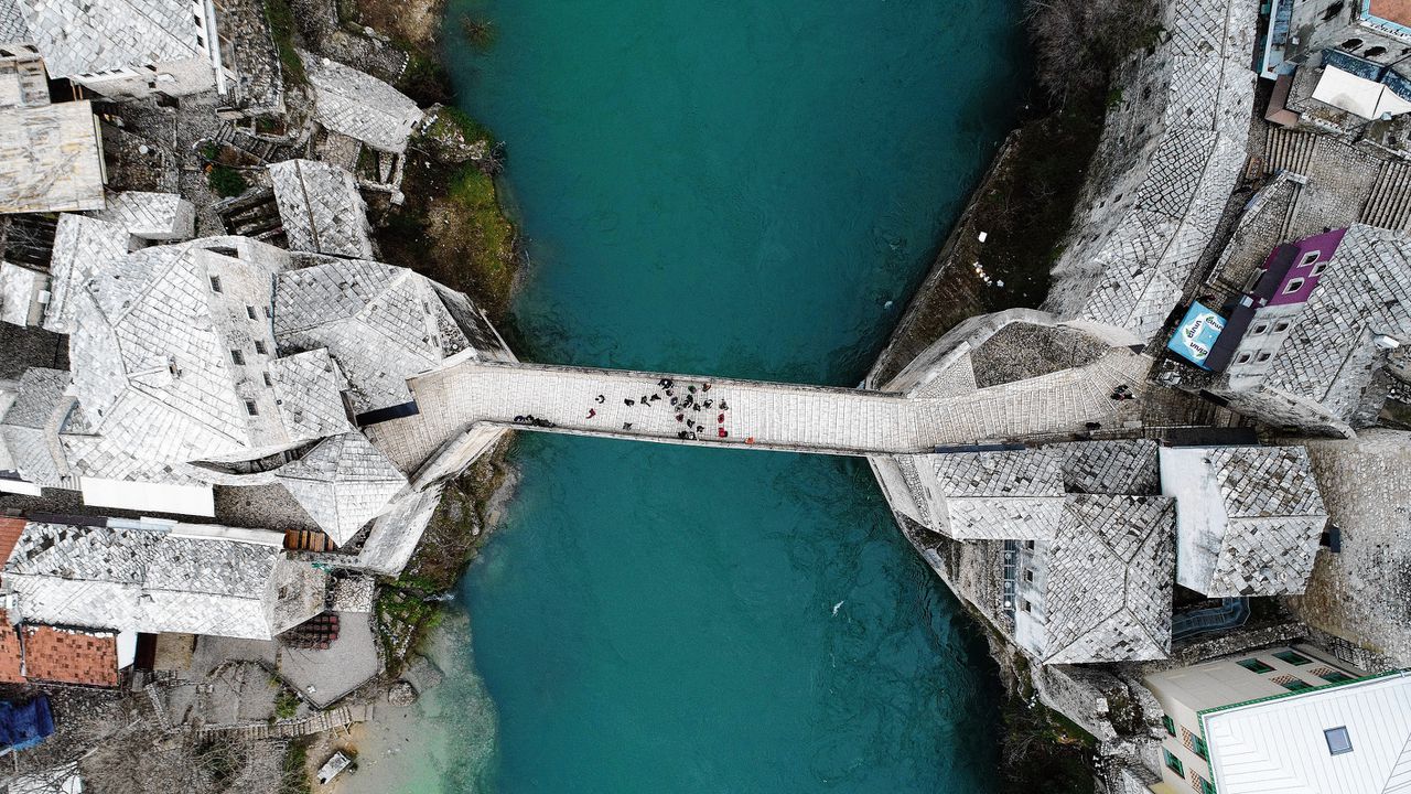 De Stari Most, een boogbrug over de rivier de Neretva, die de twee delen verbindt van de stad Mostar in Bosnië en Herzegovina. De brug is in 2004 heropend, nadat ze in 1993 in de oorlog was vernietigd.
