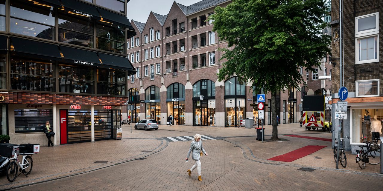 Winkels aan de Vismarkt in de stad Groningen. De helft van de ondernemers in de provincie Groningen heeft last van de gaswinning, onder meer doordat die de waarde van het bedrijfspand drukt.