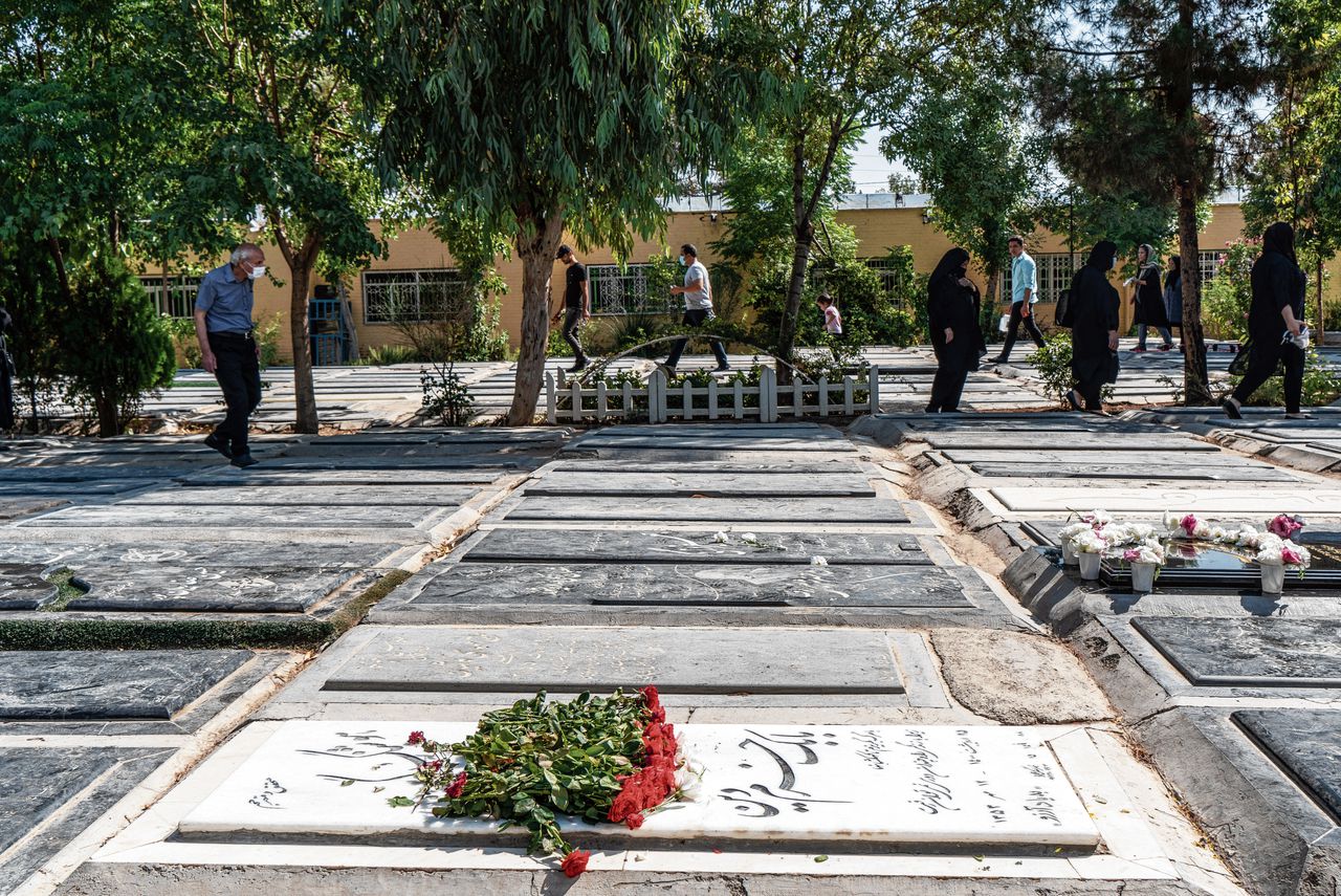 Het graf van Babak Khorramdin, wiens bejaarde ouders op 2 juli bekenden dat zij hem in mei om het leven brachten. Niet hun eerste moord. Foto The New York Times/Redux