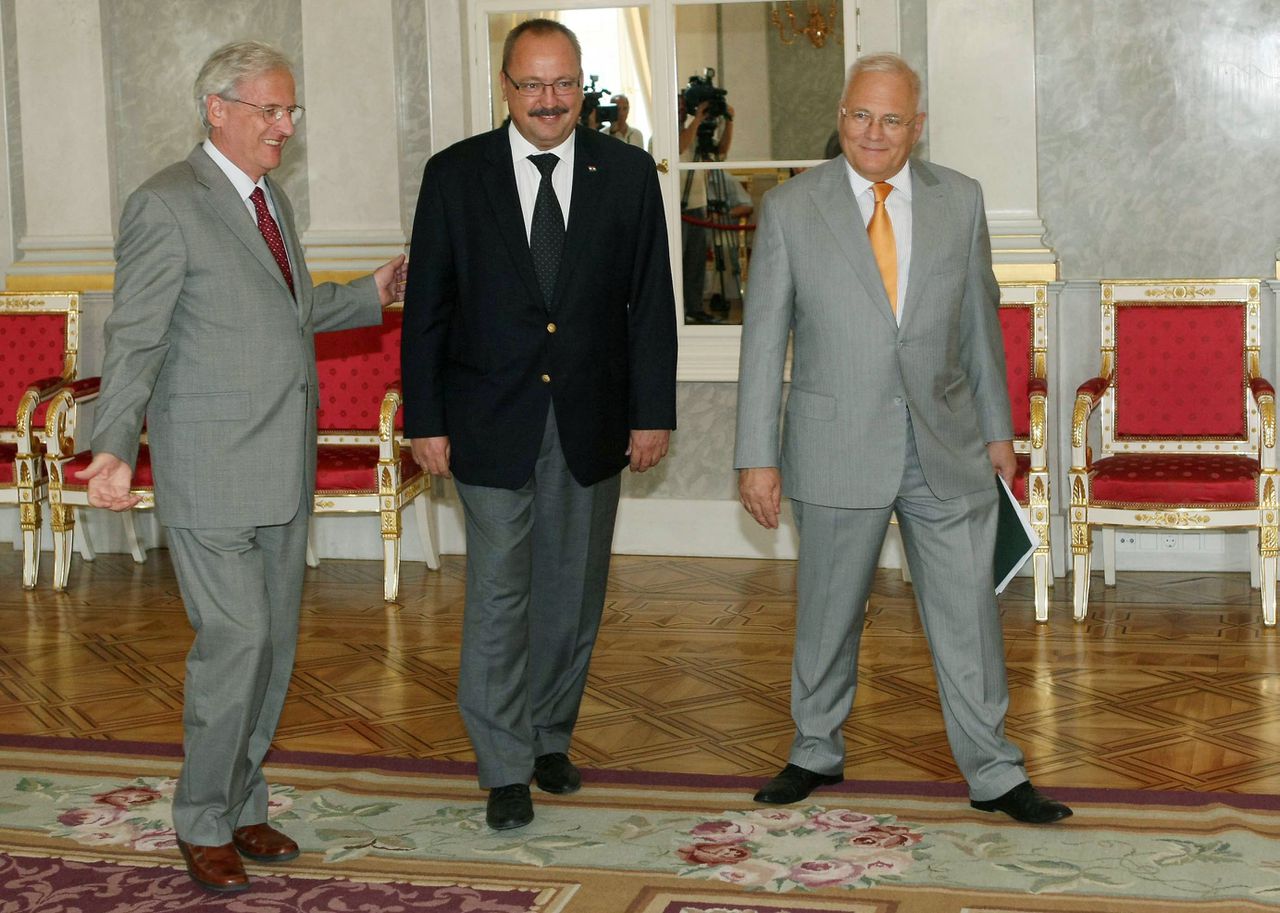 Hungarian Presiden Laszlo Solyom (L) invites politicans, Foreign Minister Peter Balazs (R) of the Socialist government and the chairman of foreign affairs committee for Hungarian Parliament Zsolt Nemeth of the opposition FIDESZ Hungarian Civic Union to the conference table in the Mirror hall of the presidental palace at Buda Palace on August 3, 2009 prior to their official talks. Hungary will turn to the United Nations over Slovakia's new language law seen in Budapest as discriminating against the Hungarian minority there. AFP PHOTO / PETER PARKER