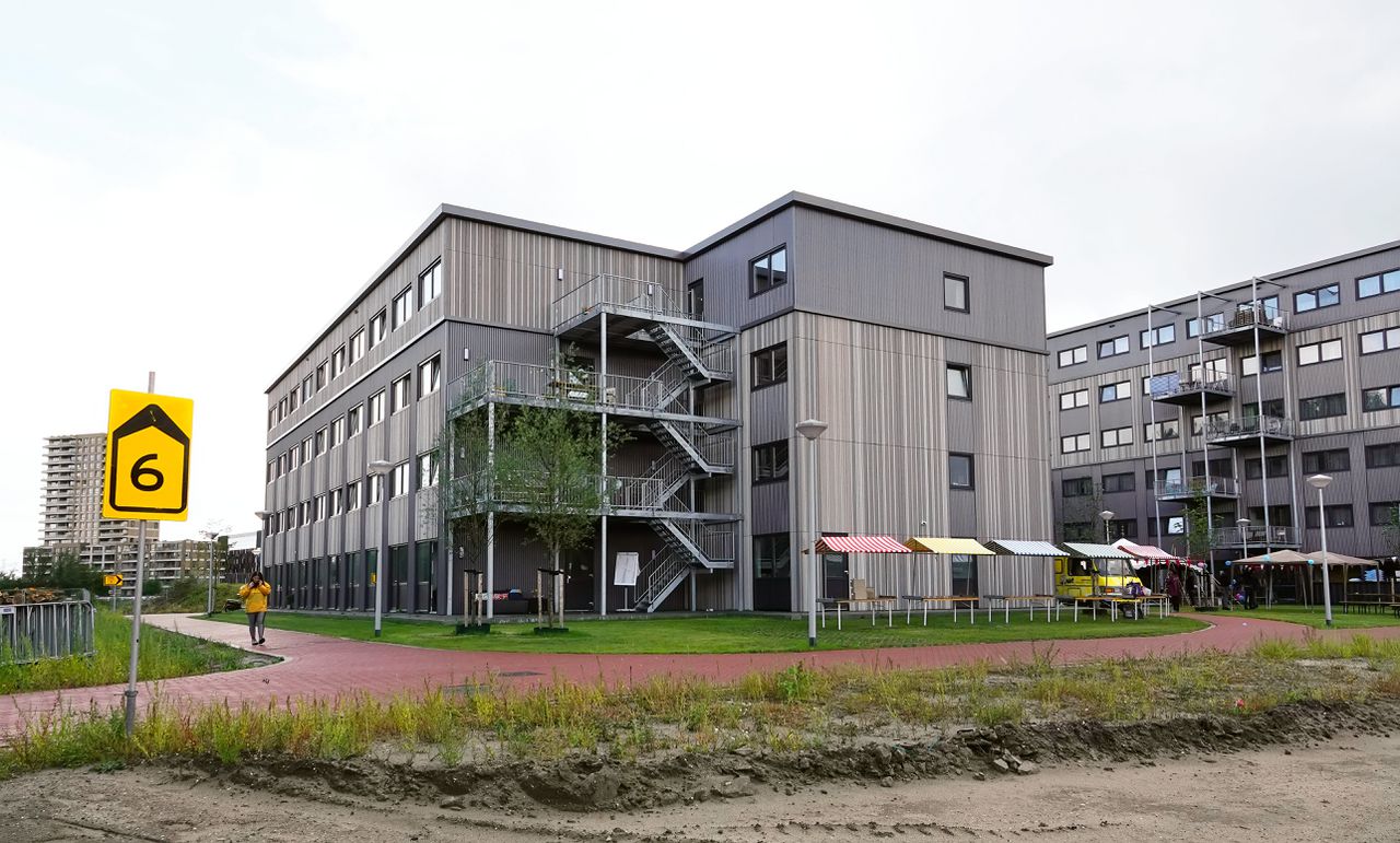 Een voormalig sportpark in Amsterdam-Noord omgebouwd tot wooncomplex. Er is plek voor 540 jongeren, waarvan de helft Nederlandse jongeren en de andere helft jonge vluchtelingen met verblijfsvergunning.