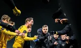 Coach Kjetil Knutsen (midden) van Bodø/Glimt in november tussen zijn spelers bij een wedstrijd in Noorwegen.