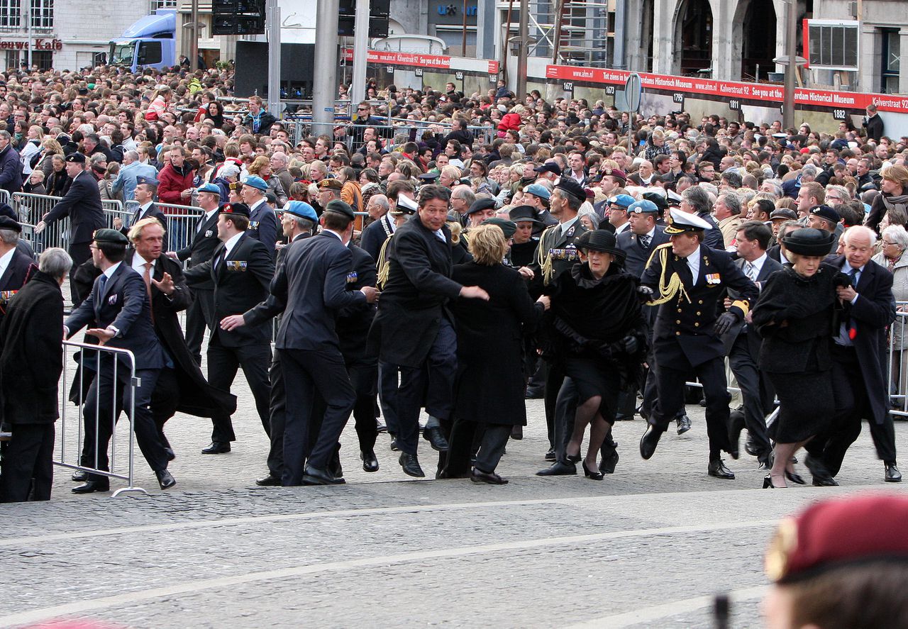 Koningin Beatrix en andere hoogwaardigheidsbekleders worden in veiligheid gebracht als er paniek uitbreekt tijdens de Dodenherdenking op 4 mei. Foto PPE 04-05-2010 Amsterdam Wearth laying ceremony at the WWII memorial at the monument op de Dam with Princess Maxima, Queen Beatrix and Prince Willem-Alexander. (c) PPE/v.d Werf PPE/Edwin Veloo Anemonenweg 52 2241 XM Wassenaar M. 06-43497725 F 084-7384869 info@ppe-agency.com www.ppe-agency.com If you have any questions please call or e-mail us with your inquiries