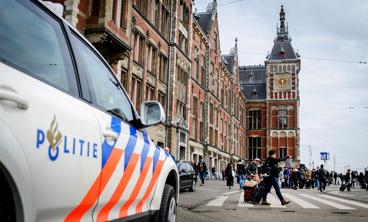 Politie schiet man neer op Amsterdam Centraal na steekpartij 