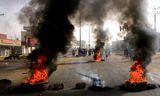 Soedanese demonstranten hebben autobanden in brand gestoken en een weg versperd in Khartoum, tijdens uit de hand gelopen betoging maandag in de Soedanese hoofdstad.