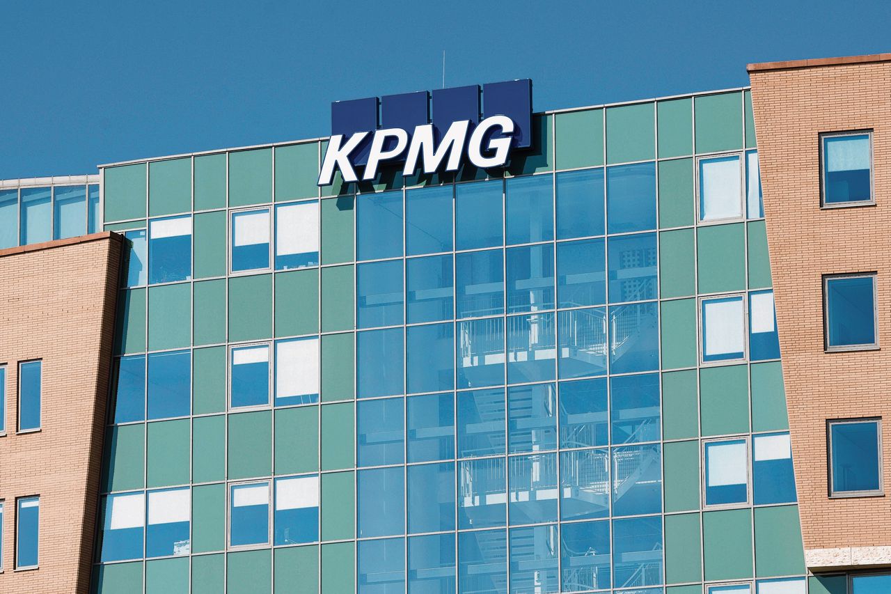 Met handige trucs hield KPMG de winst laag 